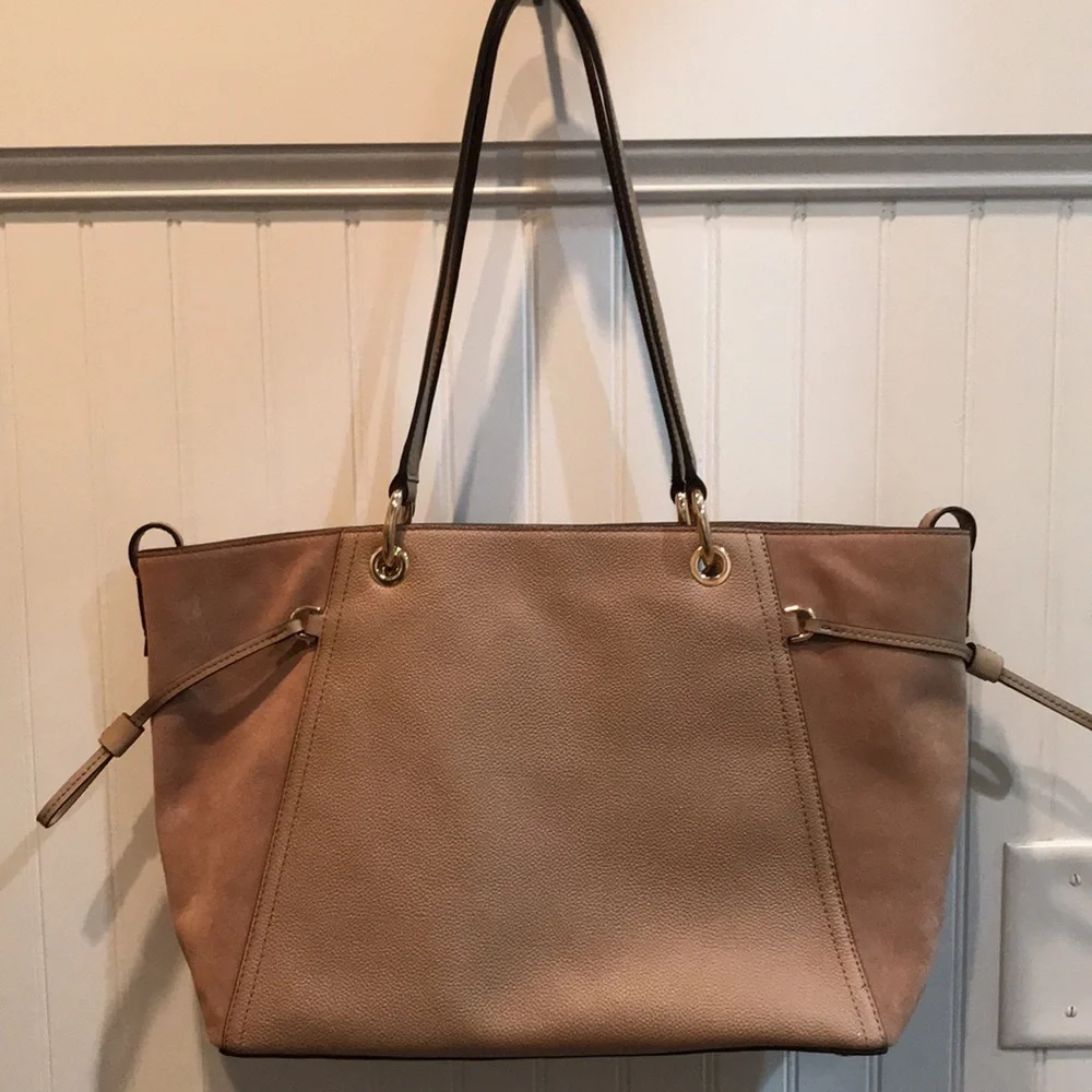 (SOLD). Michael MICHAEL KORS Handbag - Picture 4 of 15